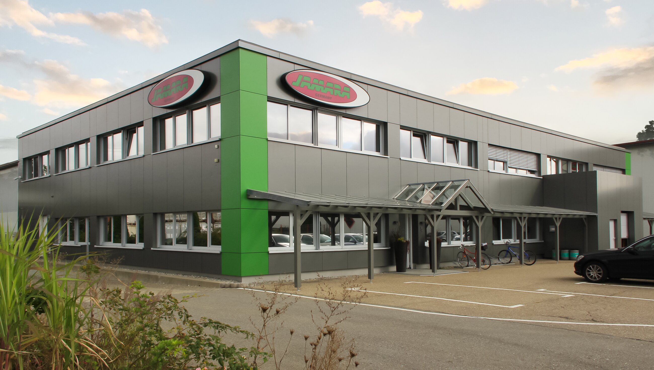 Eingang des JAMARA Werk 1 in Aichstetten im Allgäu