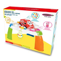 Mesa de juego con coche con fromas y m&oacute;vil